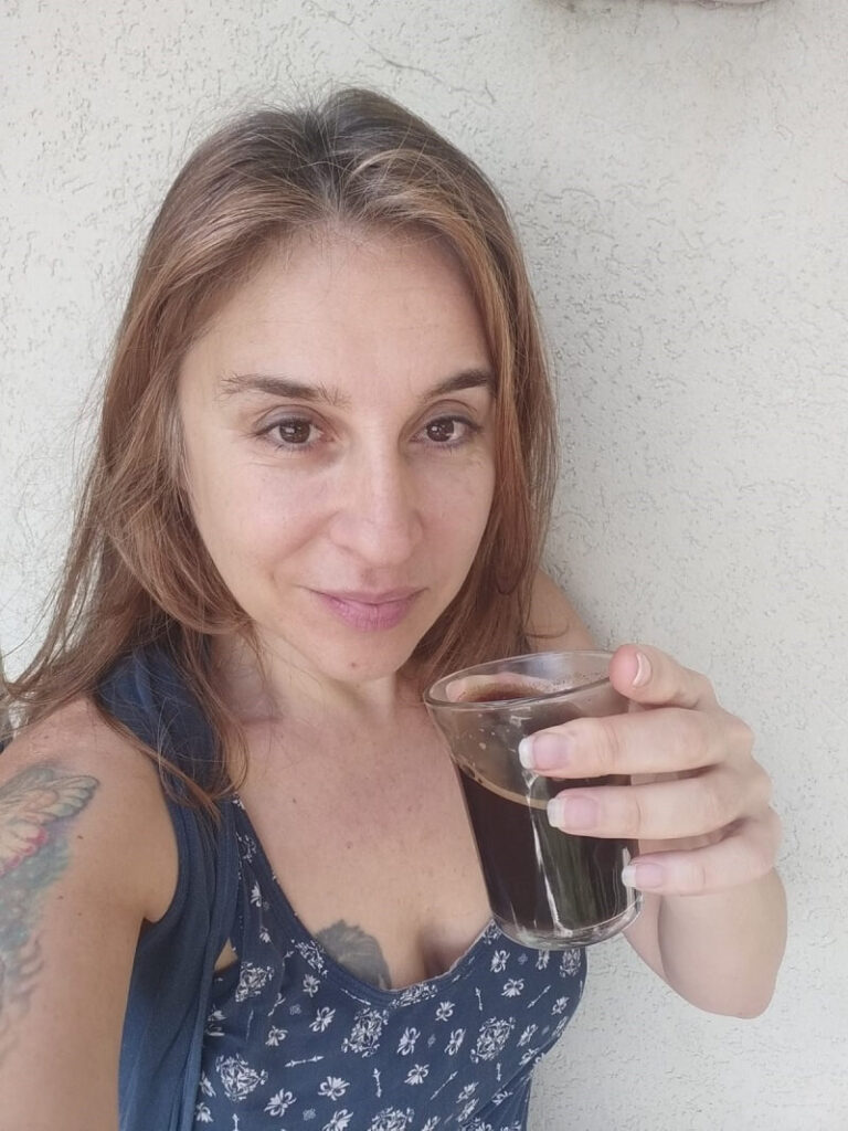 מירב עם כוס קפה