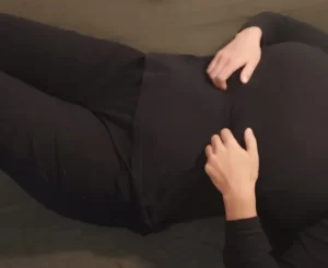 אישה מעסה לעצמה את הבטן